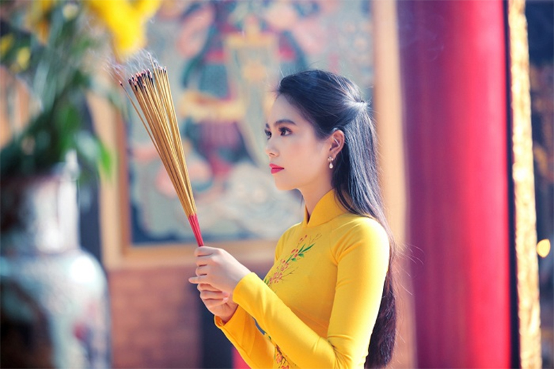 Phong tục truyền thống thắp nhang hàng ngày của người Việt