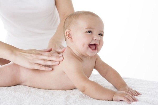 Có nên dùng dầu massage cho trẻ sơ sinh không?